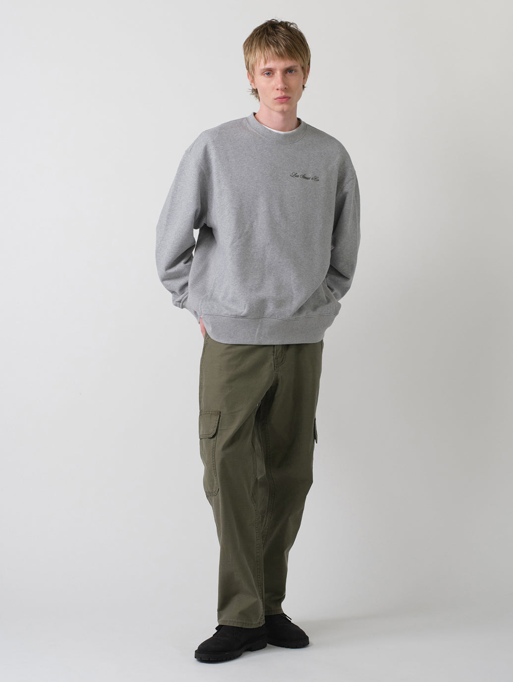 グラフィック クルーネックスウェットシャツ