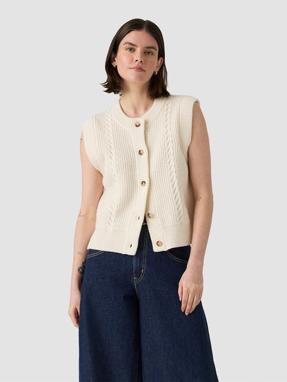 ケーブルニット ベスト