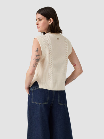 ケーブルニット ベスト