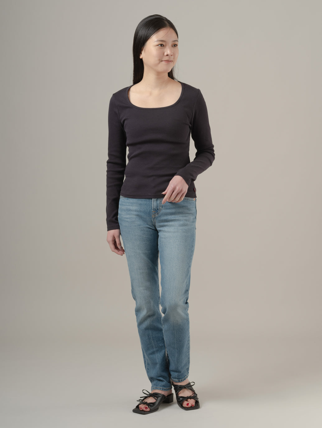 エッセンシャル スクエアネック ロングスリーブ Tシャツ