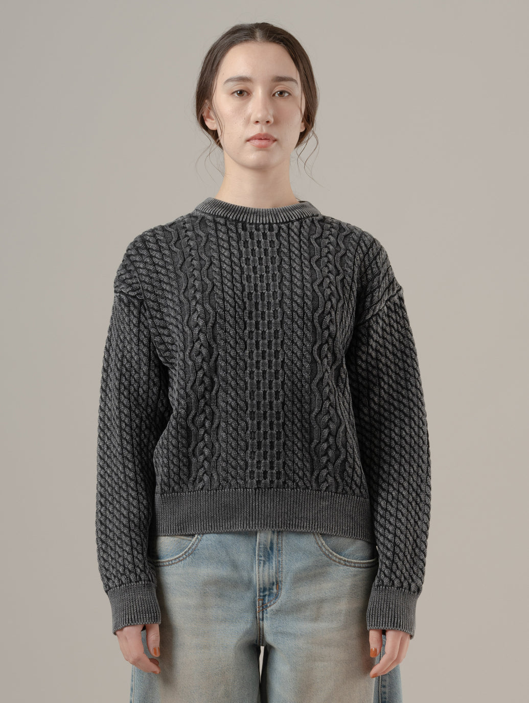 LEILAH ケーブルクルーネックセーター