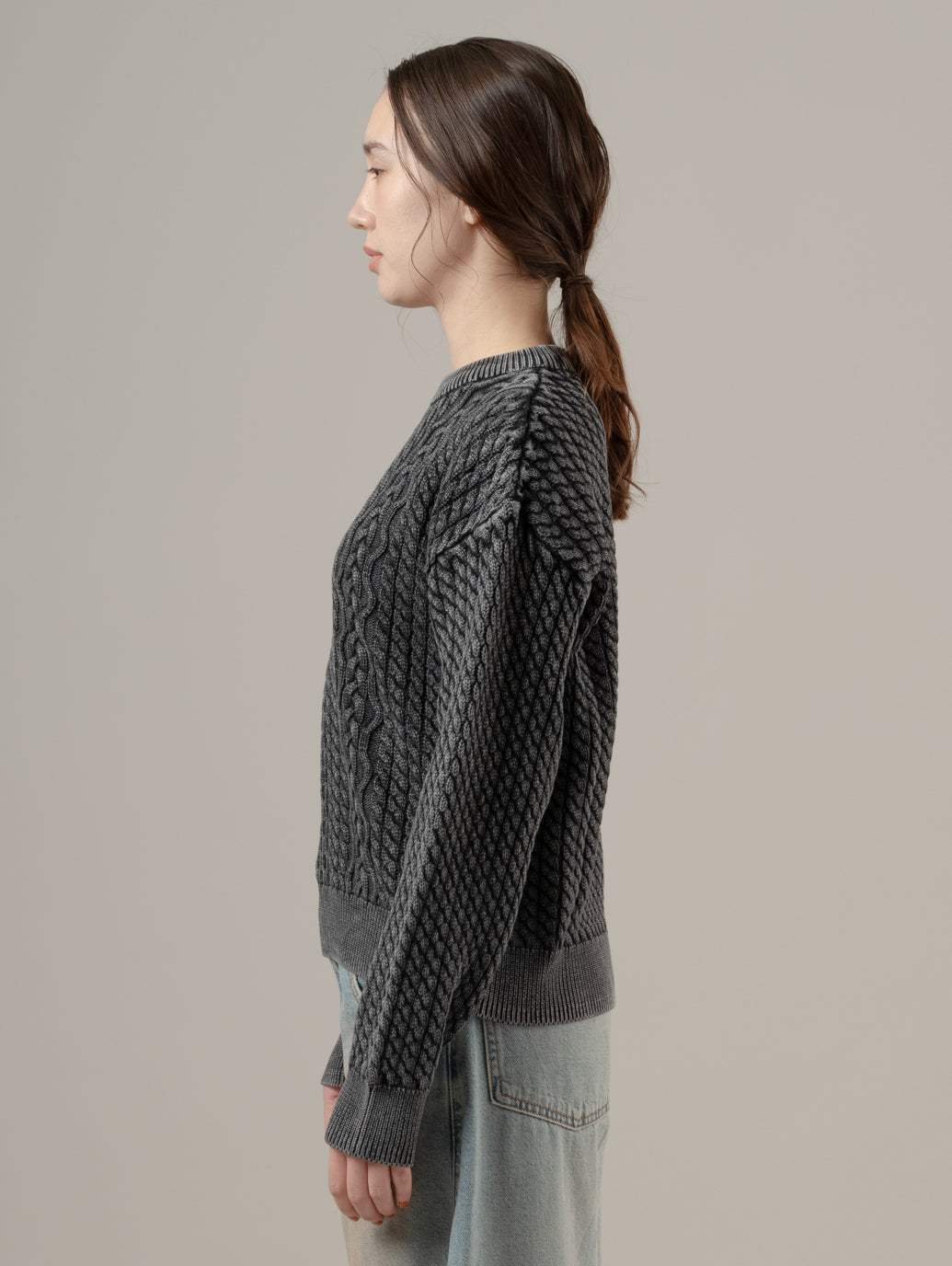 LEILAH ケーブルクルーネックセーター