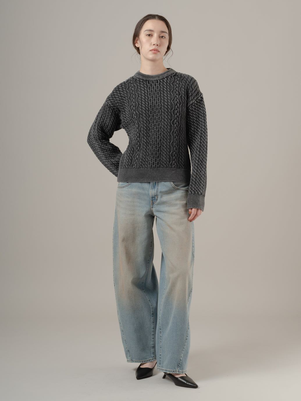 LEILAH ケーブルクルーネックセーター