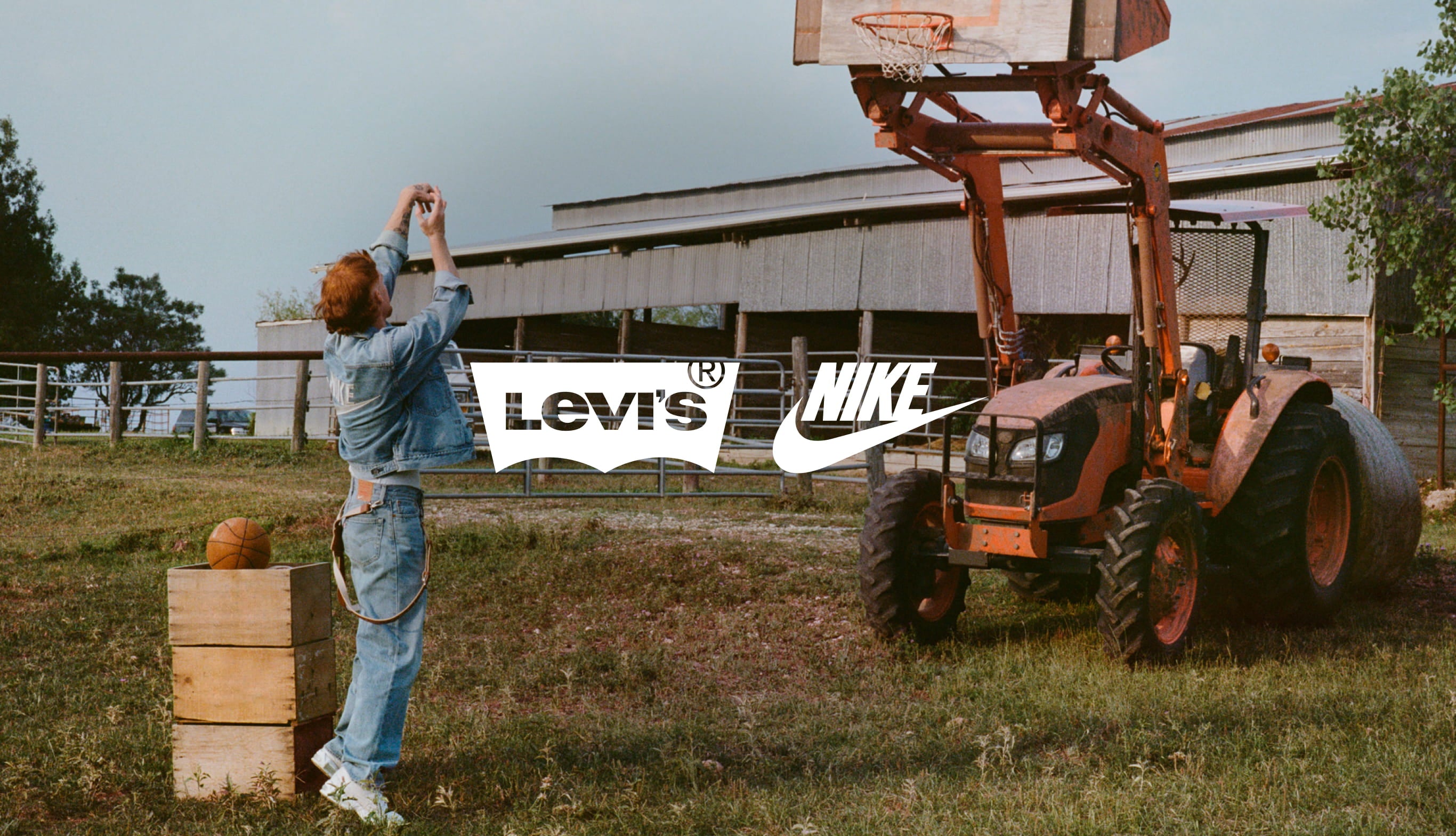 LEVI’S® NIKE