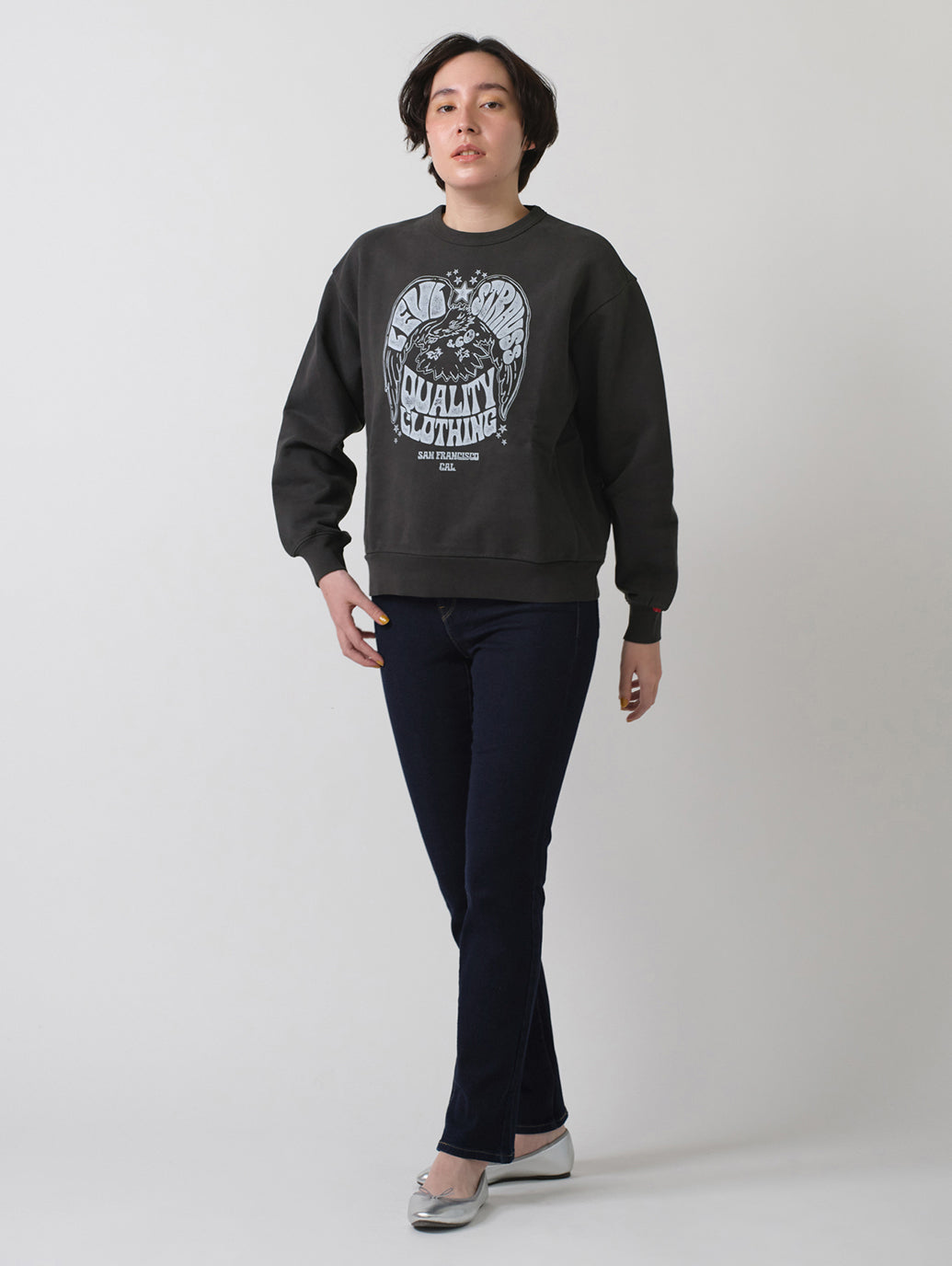 グラフィック クルーネックスウェットシャツ